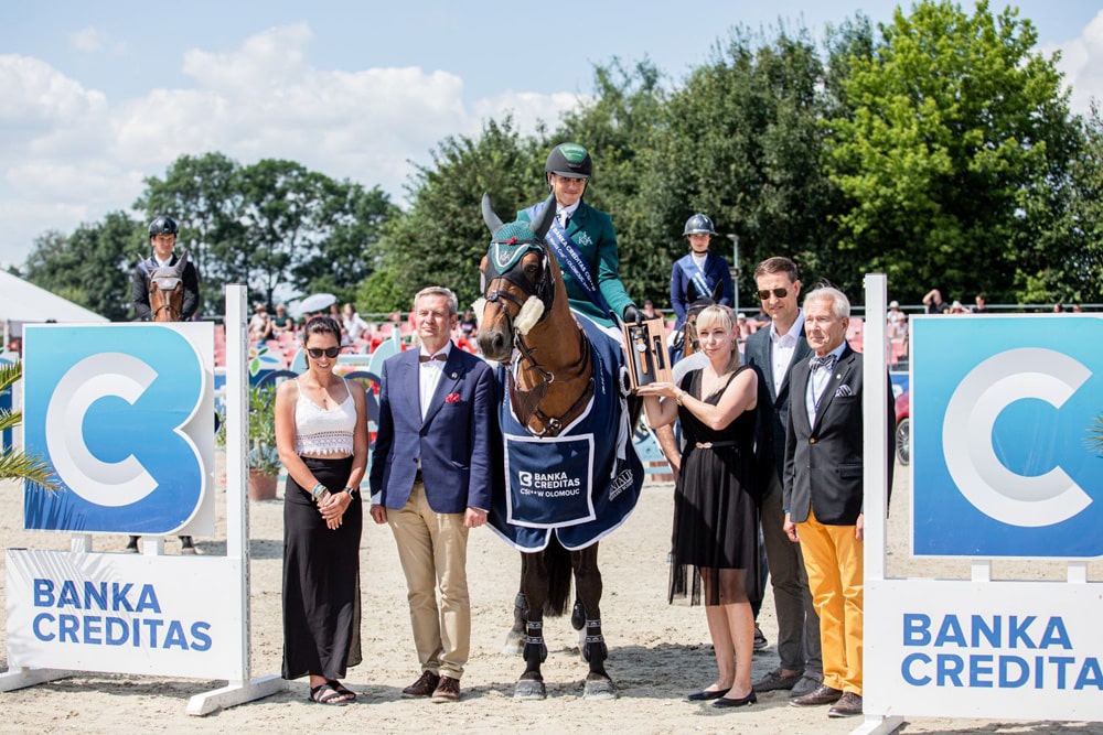 Vítěz Grand Prix Olomouc 2024 Abdullah Alsharbatly při předávání výhry v podobě hodinek Robot.